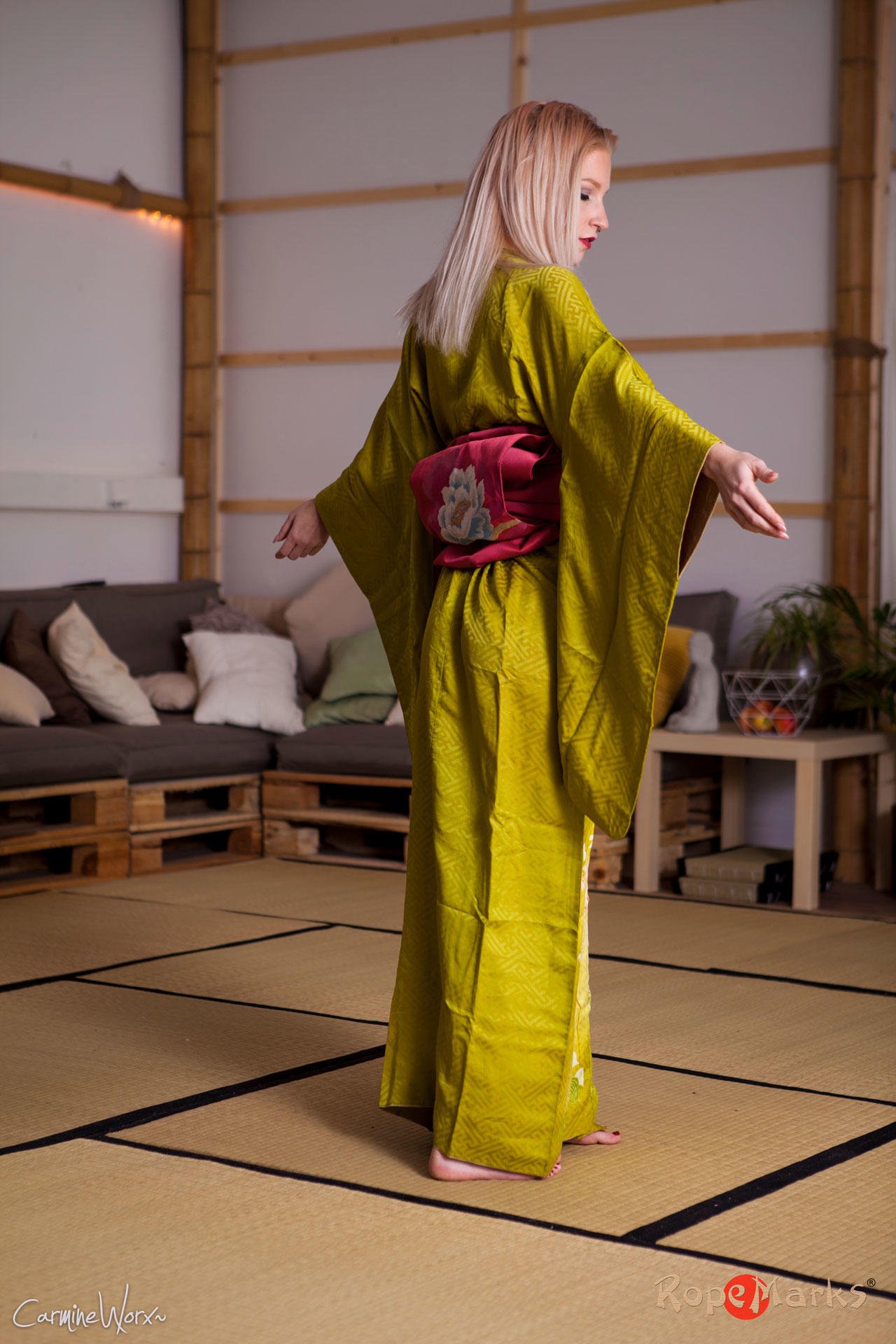 Hot Chick Wearing Green Kimono In Bondage Session Photos