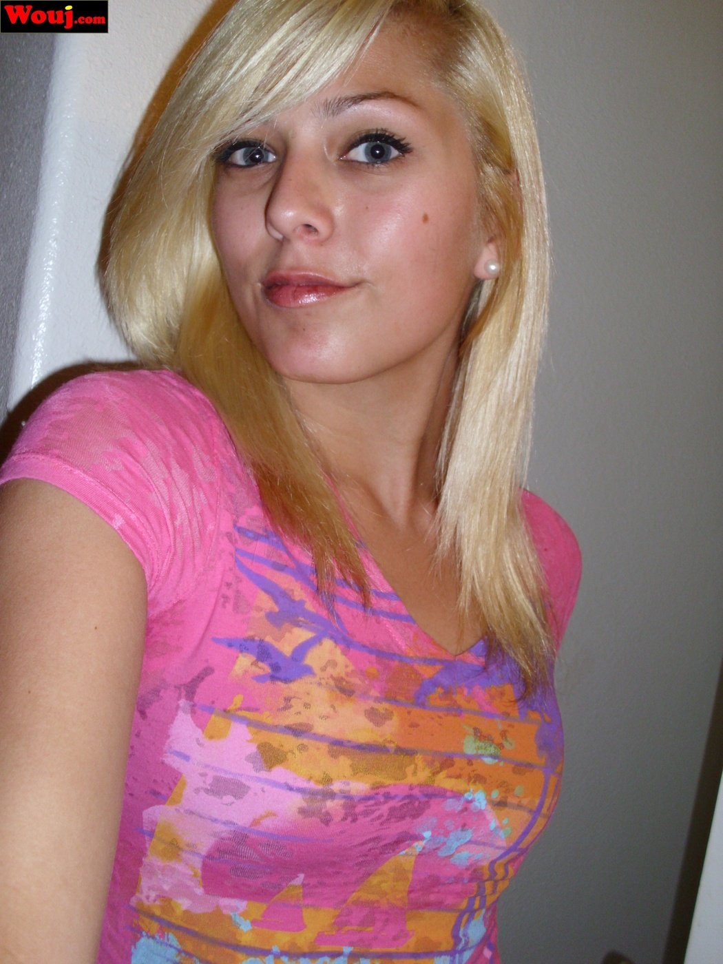 Hot Blonde Amateur Babe Exposes Her Fine Ass In Lingerie In Her First Photo Photos