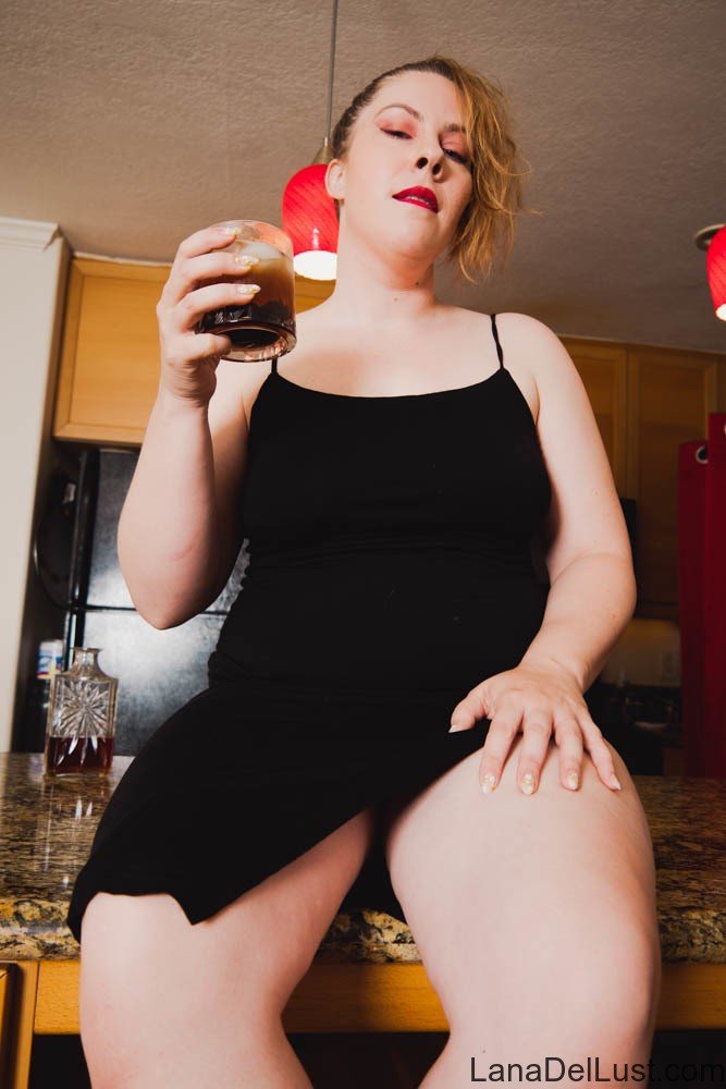 Curvy Babe Lana Del Lust Showing Her Tits And Ass In The Kitchen Photos