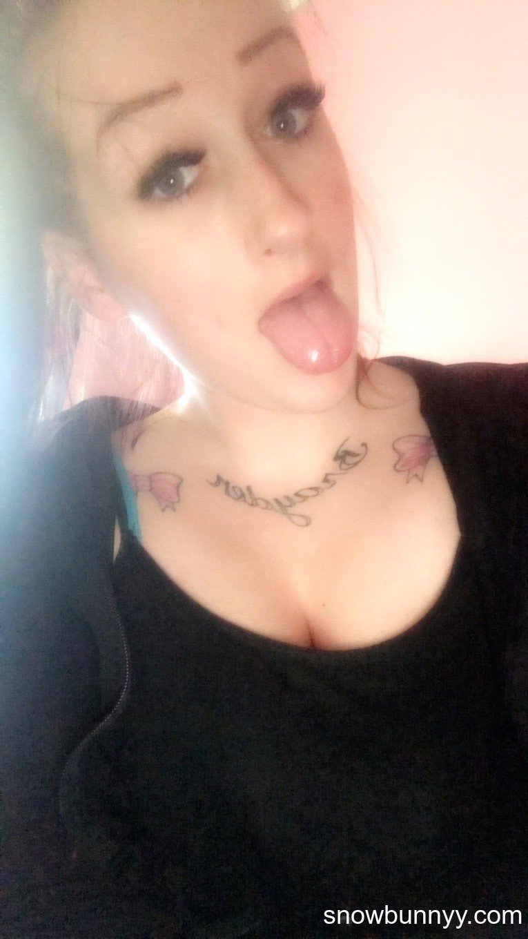 Hot Snowbunnyy Loves Teasing With Her Sexy Curves Photos