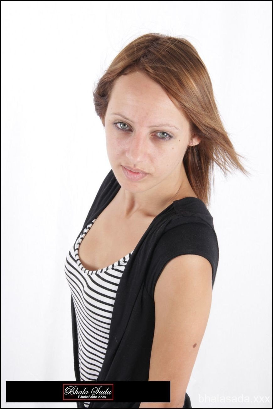 Amazing Babe Strips Down And Unveils Her Hot Figure Photos