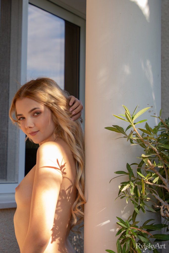 Blonde Babe Chanel Fenn Shows Her Body Outside Photos