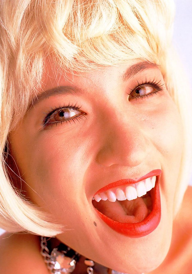 Smoking Hot Babes Exposes Her Body While She Poses Photos