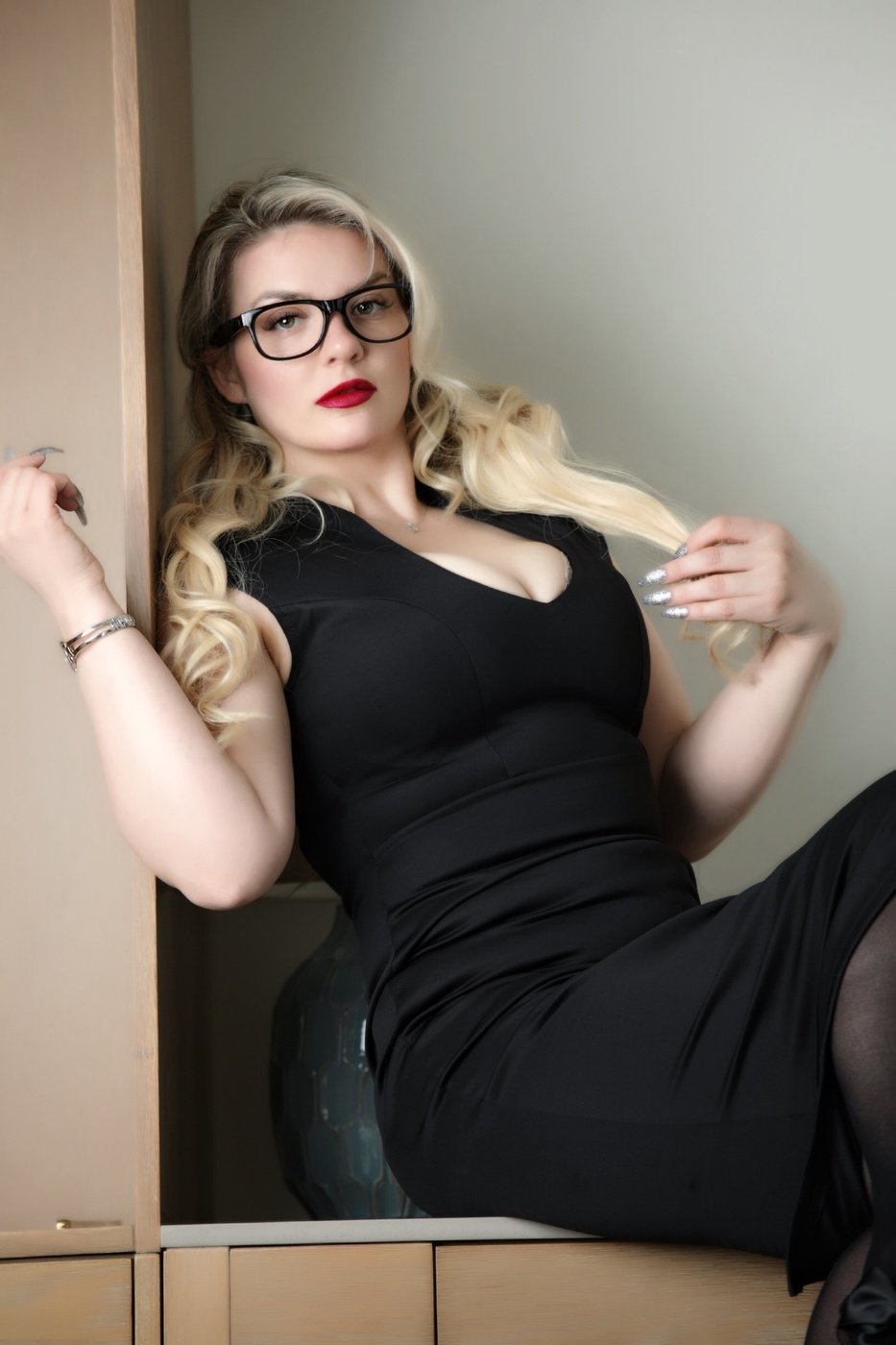 Smoking Hot Emmy Demure Posing In Her Sexy Lingerie Photos