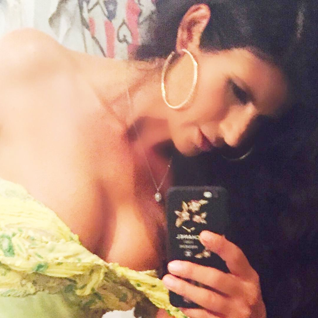 Busty Babe Pamela Prati Looks Hot In Mini Bikini Photos