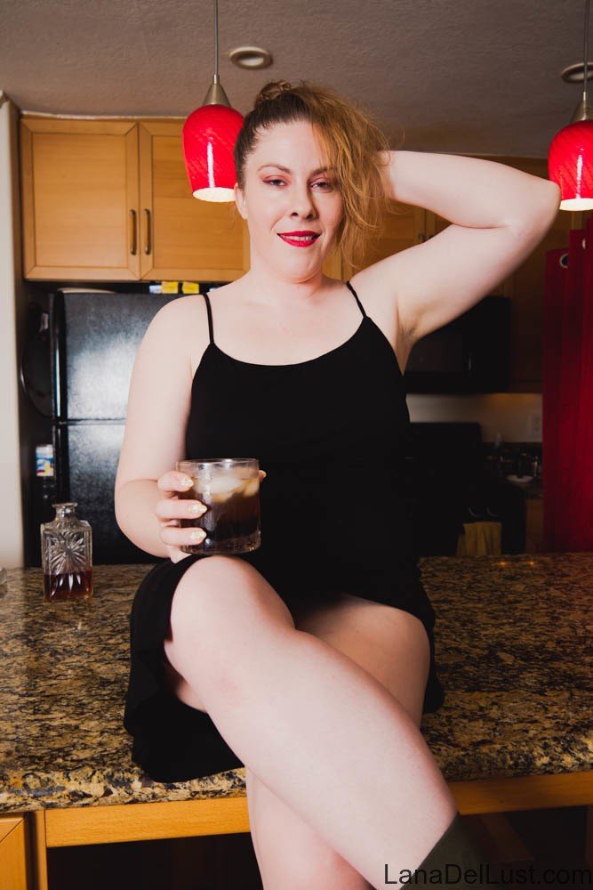 Curvy Babe Lana Del Lust Showing Her Tits And Ass In The Kitchen Photos