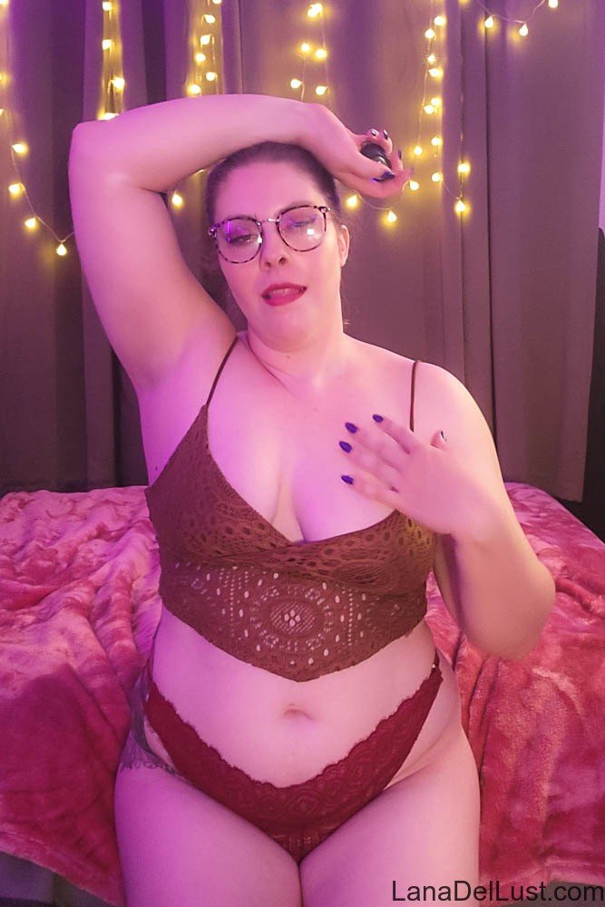 Solo Babe Lana Del Lust Showing Her Ass In Red Panties Photos