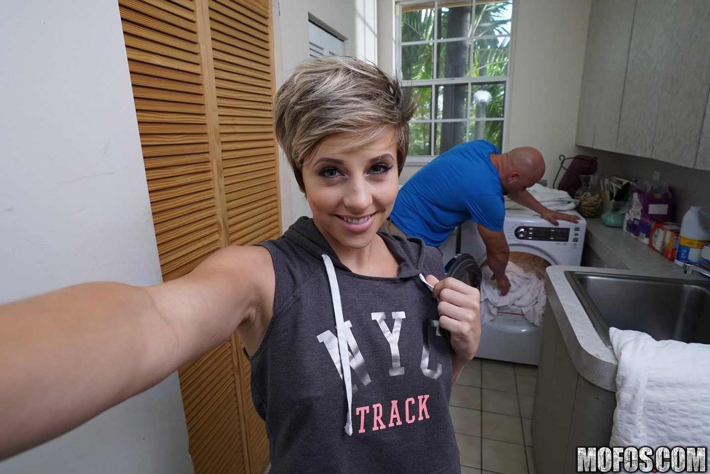 Seksowna Makenna Blue wyruchana w pralni