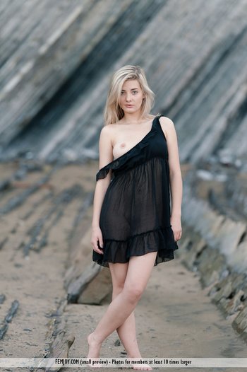 Erotic Babe Anna Tatu posing naked on some Rocks - Anna-Tatu-erotic-babe(2)