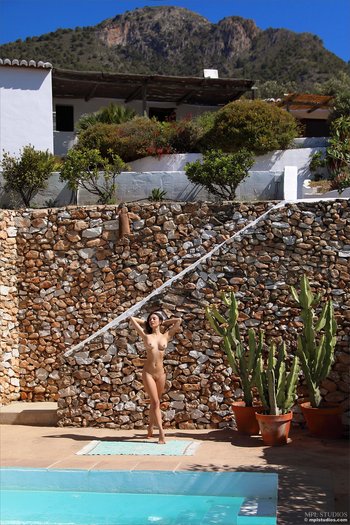 Brunette Calypso shows her hot body in the yard - 0008-14_1200