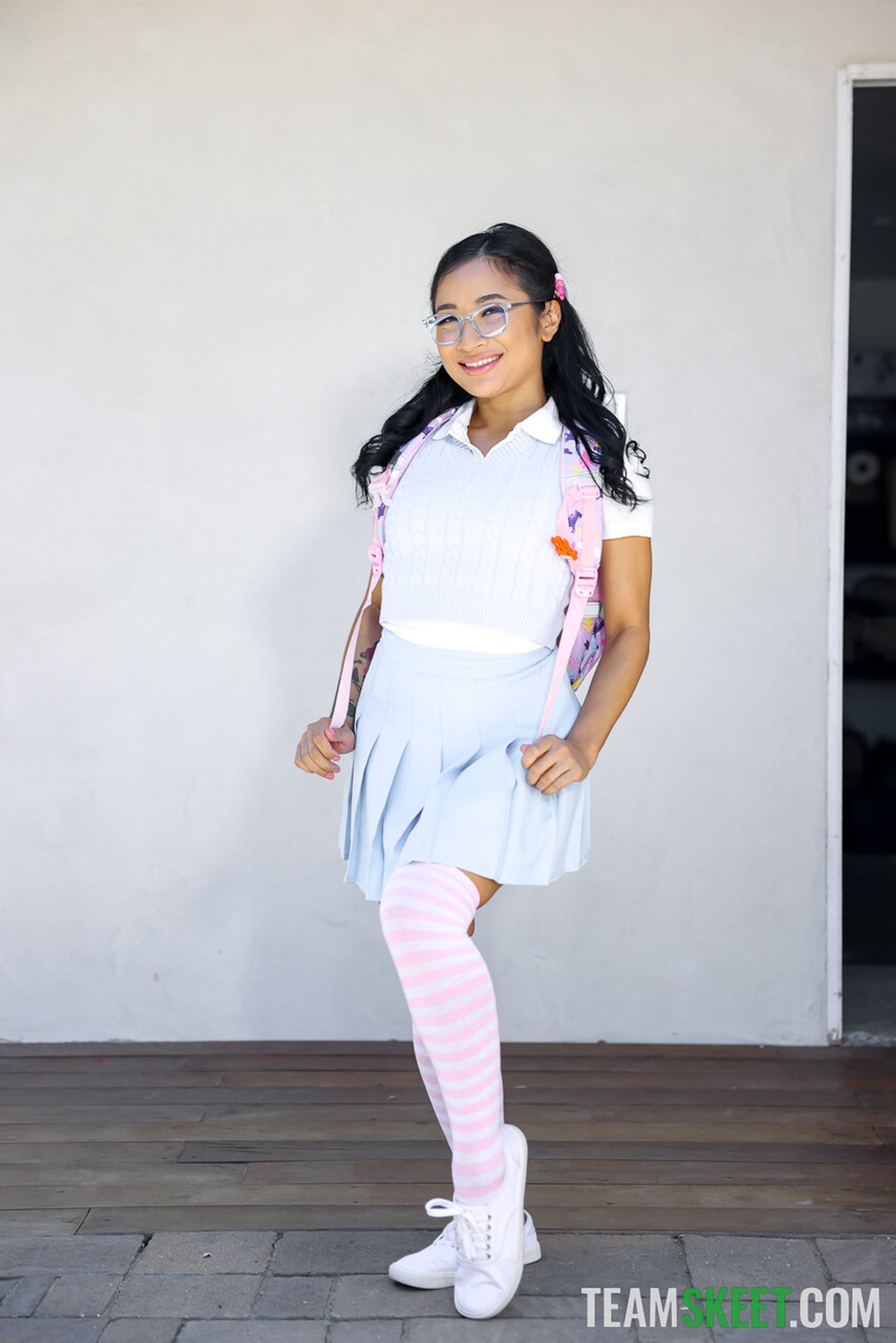 Foxy brunetka Avery Black rozkłada nogi i zostaje zerżnięta przez Danny`ego Mountaina