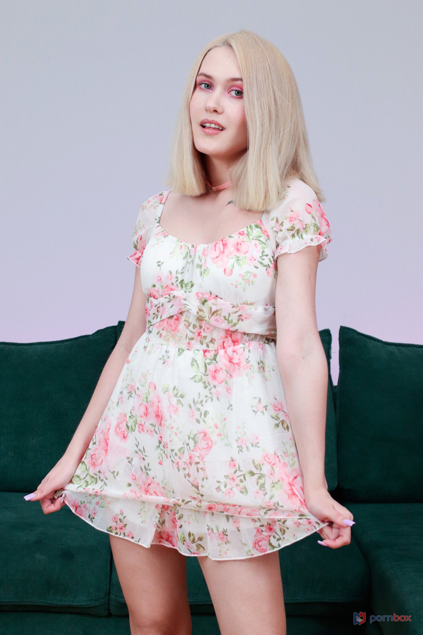 Urocza blond nastolatka Una Fairy lubi brać dużego kutasa w swój ciasny dupek