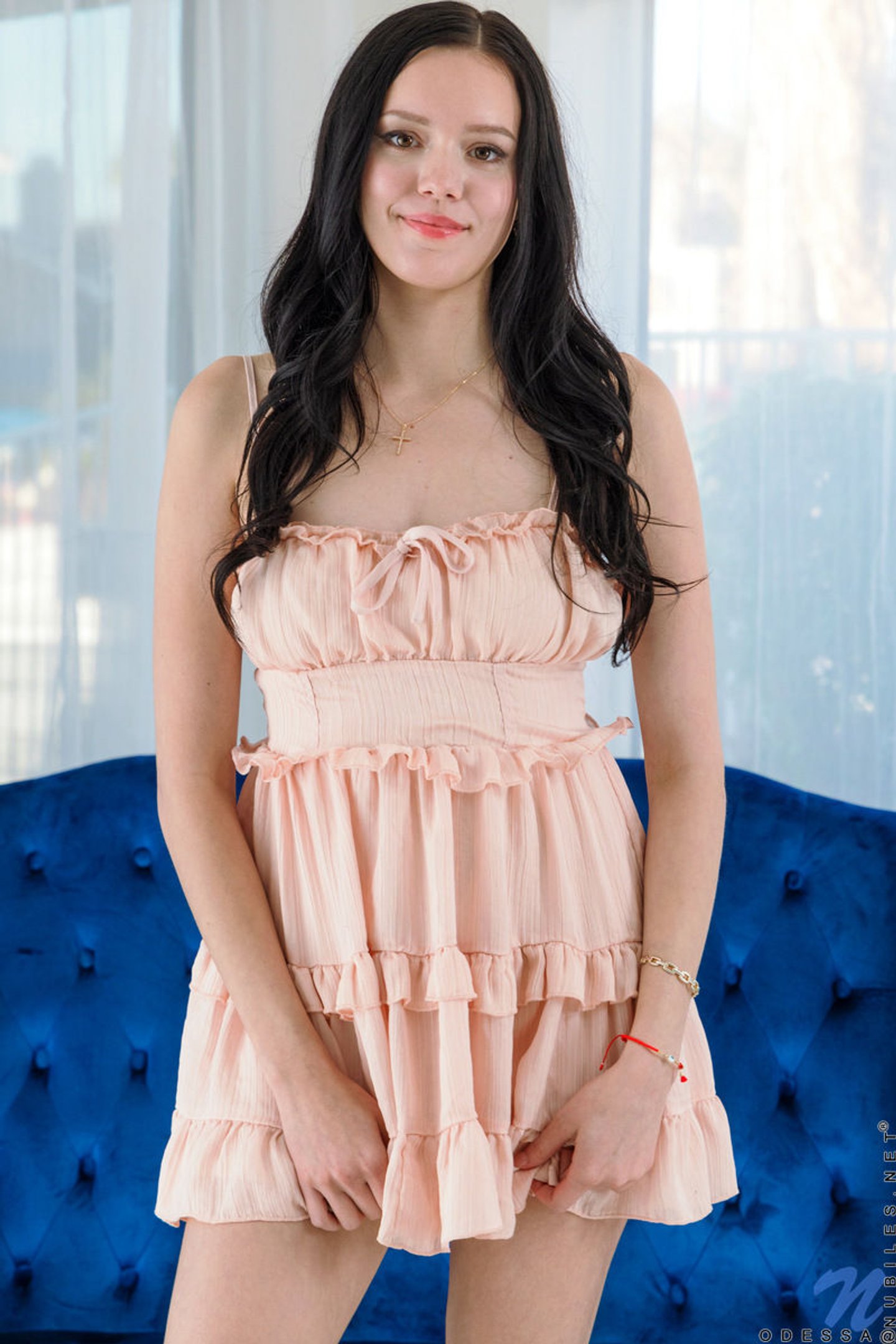 Brunetka Odessa z naturalnymi cyckami i gorącą dupą pokazuje swoją cipkę