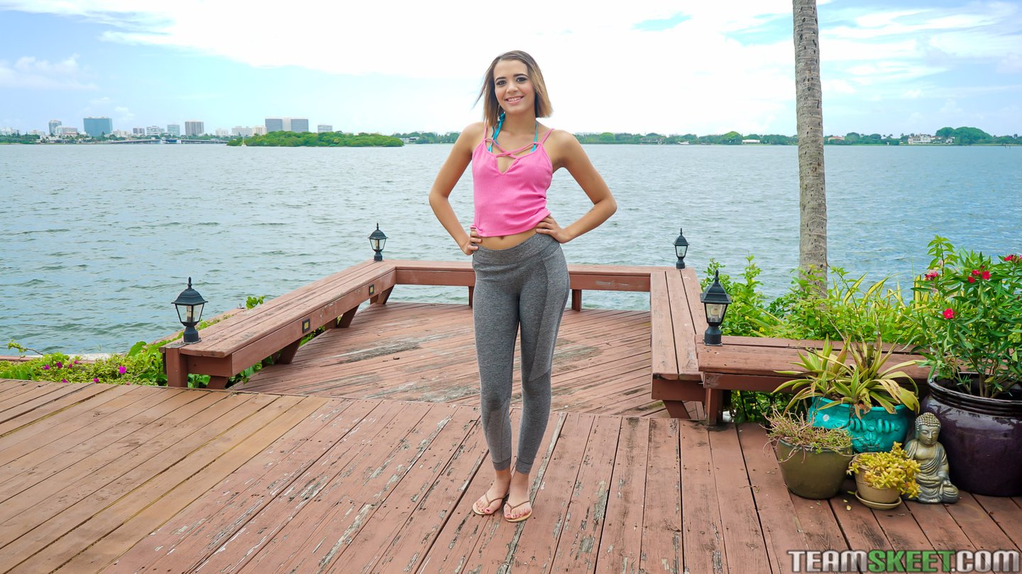 Zboczona brunetka nastoletnia lisica Eve Ellwood zostaje wyruchana i zalana spermą