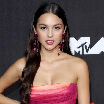 Olivia Rodrigo rondborstig in een strakke strapless jurk