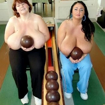 Huge boobs BBW Sabrina Meloni and her friend playing topless in the bowling
