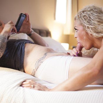 Rebecca Jane Smythe chevauche un mec avec sa chatte de milf