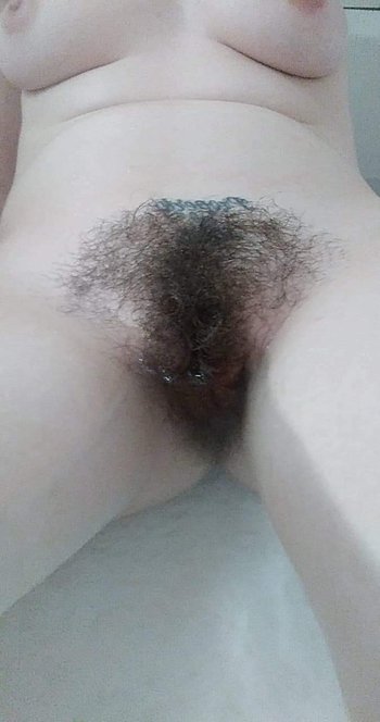 Kinky Amanda Marks showing her hairy pussy in the bathtub - 000001