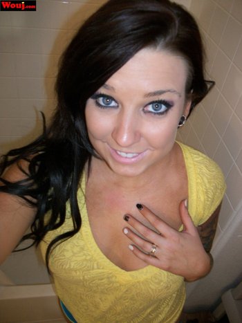 Aspiring teen amateur shows off her curves for her first photoshoot - 000004