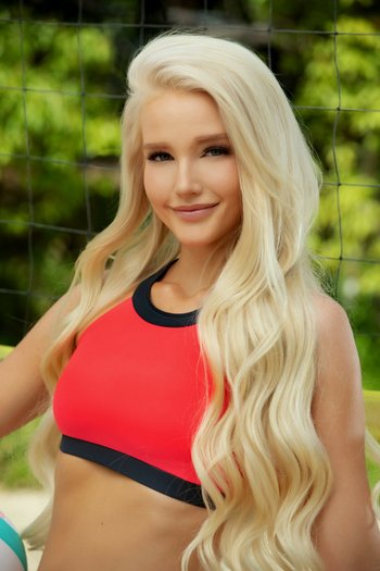 Adorable blonde girl Linsey Donovan plays with water and shows her body - Adorable blonde girl Linsey Donovan plays with water and shows her body 001
