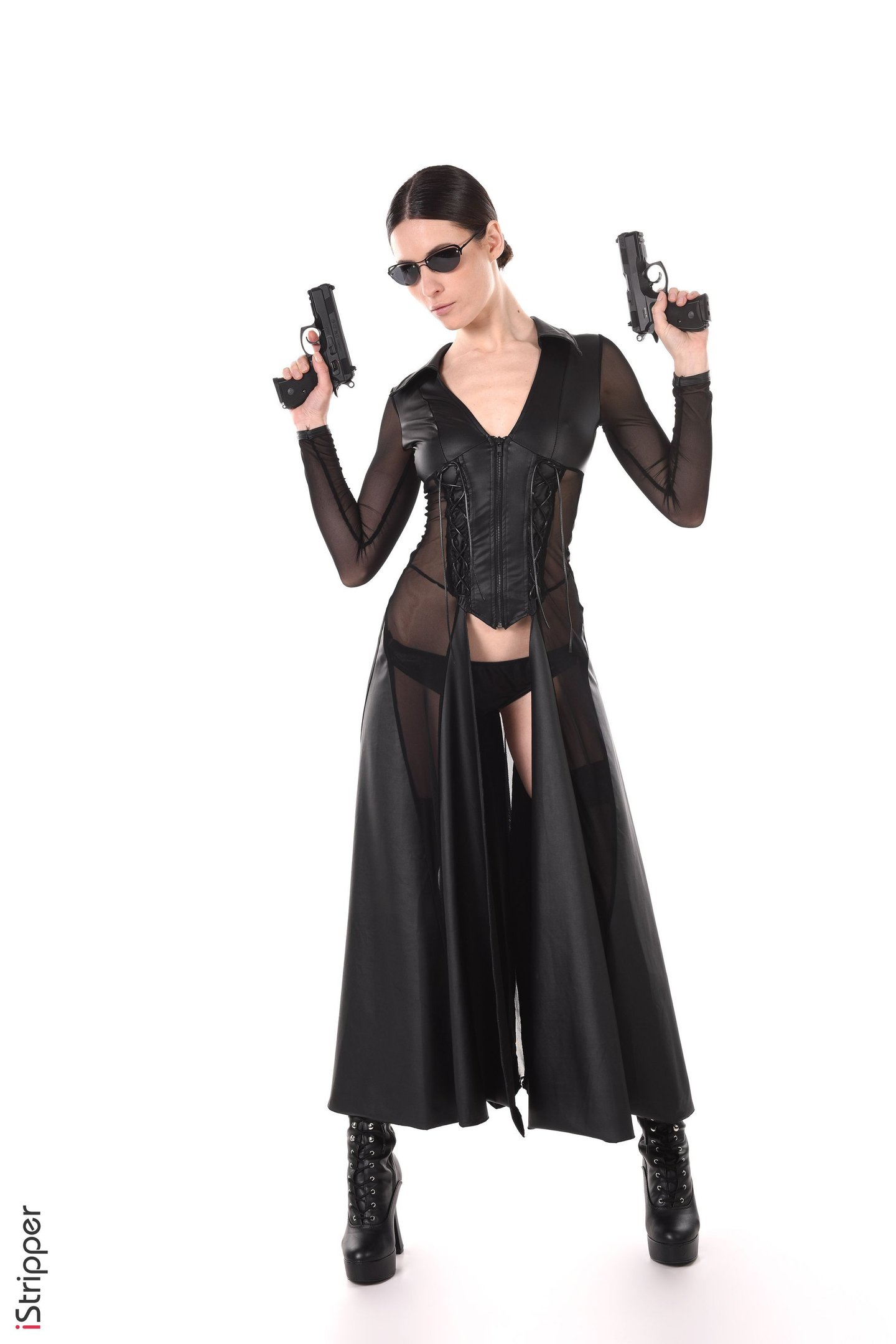 Seksowna cosplayerka Trinity, Mara Blake, rozbiera się i pokazuje wygoloną cipkę