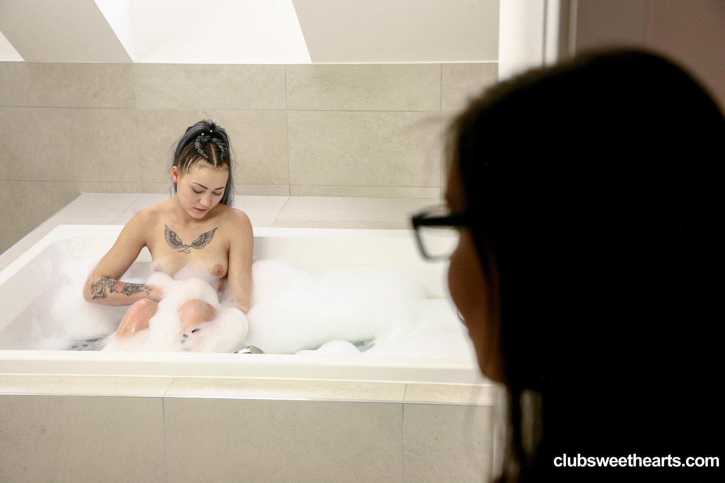 Lady Zee bawi się z inną laską w wannie