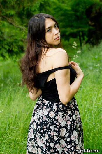 Dark haired Layla Laite strips naked in a field - 25309790_003_5d860