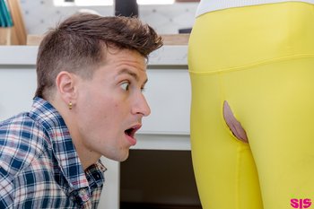 Gorgeous petite teen Myra Moans gets banged through her ripped leggings - 6