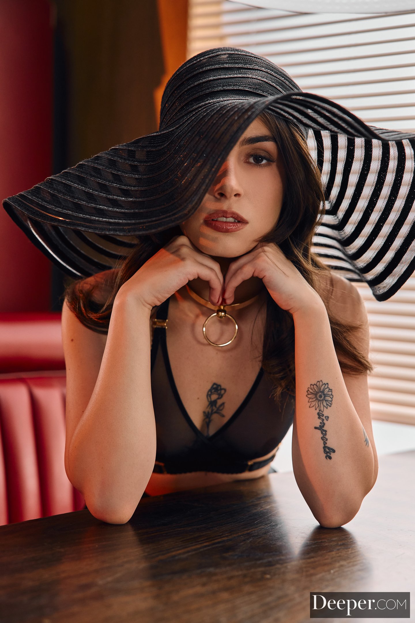 Słodka Chanel Camryn z przystrzyżoną cipką i naturalnymi cyckami zostaje zerżnięta