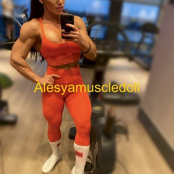 Das starke brünette Babe Alesya zeigt ihre großen Muskeln