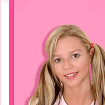 Das brünette Baby Lucy Satin spielt mit ihrer eigenen Muschi