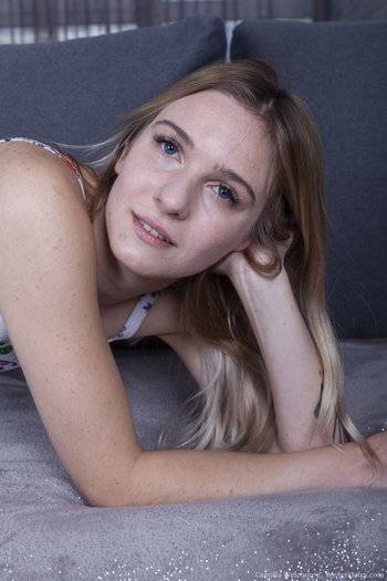 Hot girl Camilla Well peels off denim shorts and shows her bushy twat - 88768