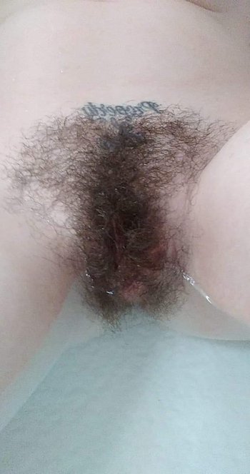Amazing babe Amanda Marks puts her hairy pussy on display - 000007