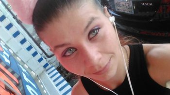 Brunette cutie Amanda Marks taking pics of her lovely face - 000013