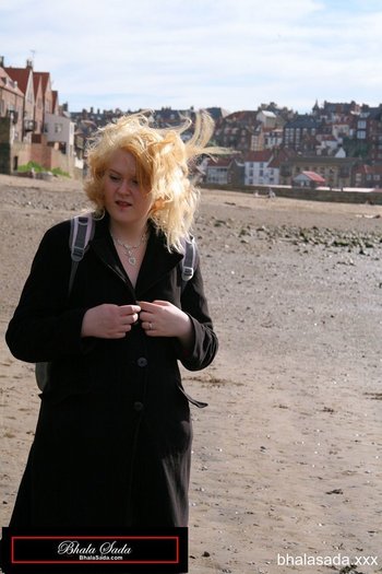 Two amazing babes posing in long winter coats outdoors - 000014
