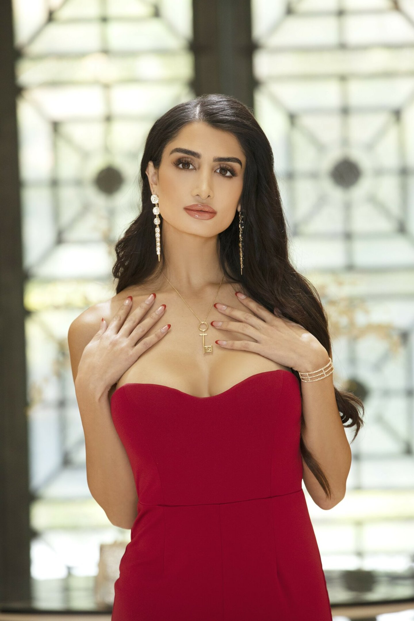 Szczupła brunetka Mia Ventura drażni się długimi nogami i wygoloną cipką