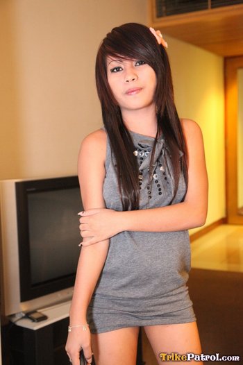 Petite Filipina shows off her lovely round boobs - 22304613_005_a7470