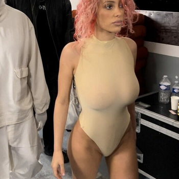Bianca Censori en transparence au salon Prototype à Paris