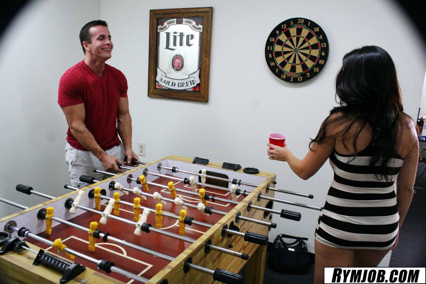 Holly West mocno napompowuje swój rozdziawiony tyłek