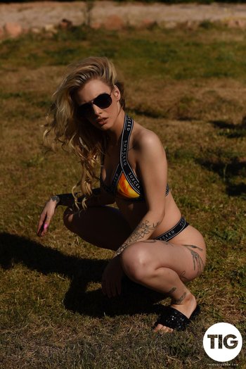 Tattooed babe Saskia Valentine shows her sexy curves outdoors - SNP_7468