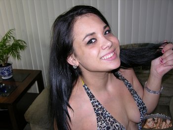 Amateur Girl Next Door showing her Tits and Ass - True-Amateur-Models-naked-posing(3)