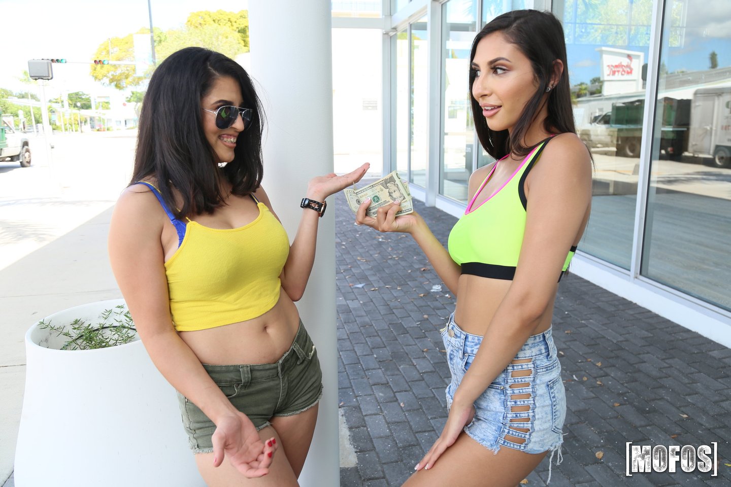 Gianna Dior uprawia seks z napaloną laską