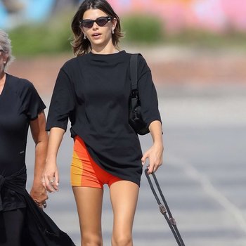 Georgia Fowler che mostra la punta di cammello in pantaloncini da bici