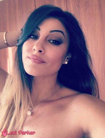 Hot babe Lexi Parker shares her selfies with her adoring fans - 000008