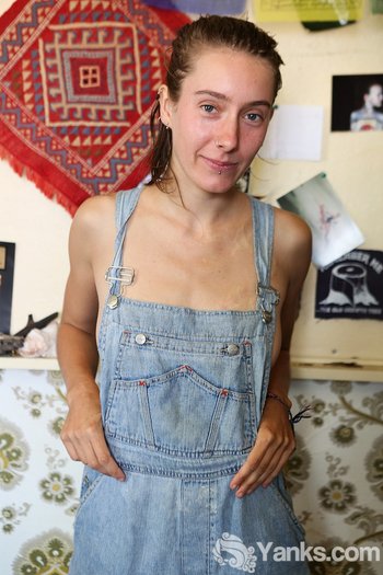 Naughty amateur chick Roe baring it all - Roe-Gets-Naked%20(1)