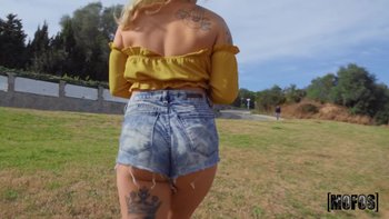 Shaynna-Lover-shaving-cream-street-prank (2)