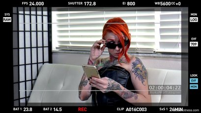 Tattooed redhead chick showing her bare feet on the couch — 3