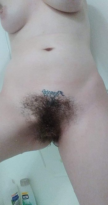 Amazing babe Amanda Marks puts her hairy pussy on display - 000008