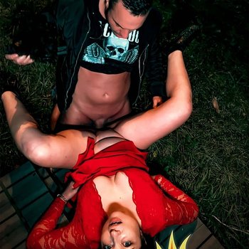 Hot chubby chick aime baiser dans les lieux publics