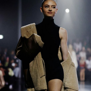 Leni Klum camina por la pasarela del desfile Leni Klum x ABOUT YOU